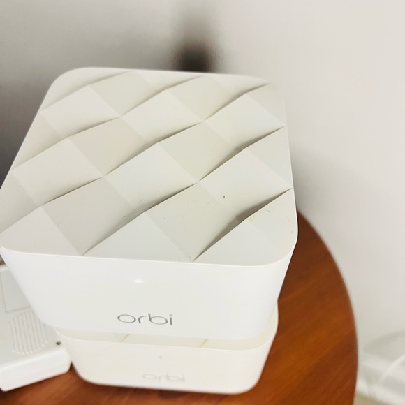 NETGEAR [RBS10] Orbi Mesh WiFi Router RBR10 and Satellite RBS10 with Power Cords - Picture 9 of 10